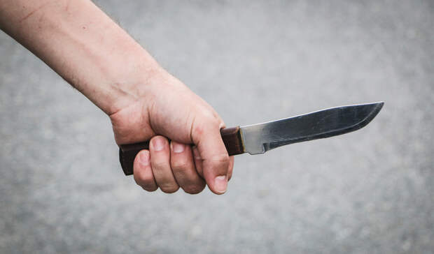 Петрозаводчанин зарезал своего соседа и сильно ранил женщину в общежитии