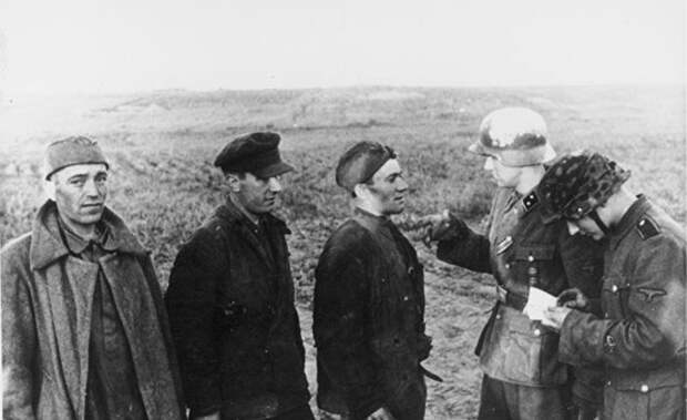 11 августа 1942. Норвежский офицер допрашивает советских военнопленных
