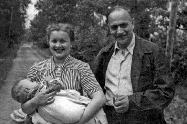 Всегда с теплотой отзывалась о Жарове, но ушла от него к другому и родила сына. Людмила Целиковская последние годы актрисы.