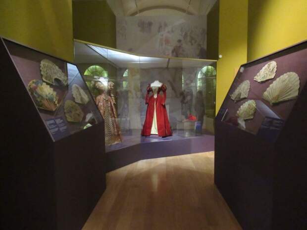 Ослепление золотым шитьем: Выставка платьев императриц из Эрмитажа приехала в Москву