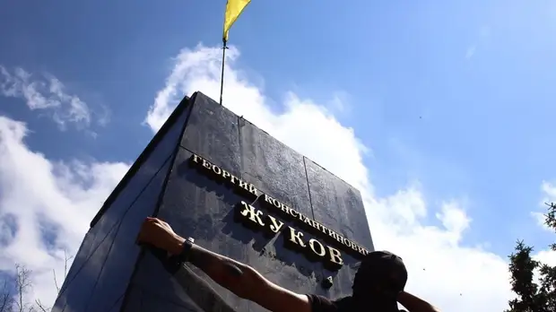 В Харькове демонтировали памятник маршалу Жукову