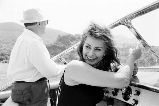 Софи Лорен на катере неподалеку от Неаполя с мужем Карло Понти, 1961 год. Фото Альфреда Эйзенштадта звезды, знаменитости, лето, пляж, прошлое, ретро, фотография