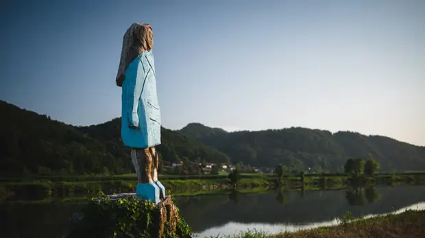 В Словении установили деревянную статую Меланьи Трамп