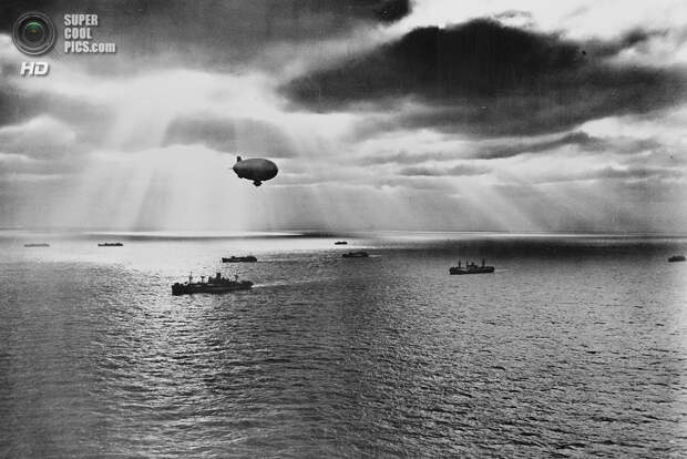 Июнь 1943 года. Восход над Атлантикой во время патрулирования. (Library of Congress)