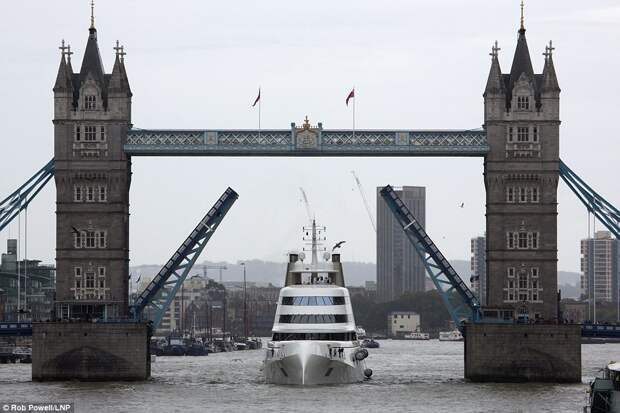 Роскошная яхта российского олигарха прибыла в Лондон