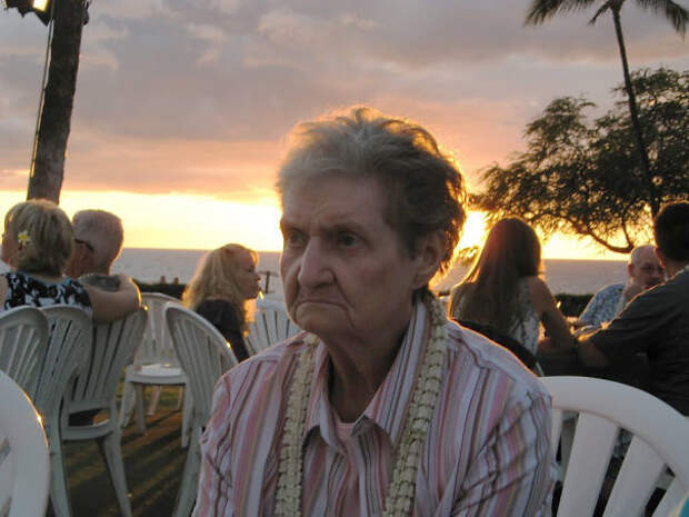 10. Мы взяли бабушку на Гавайи, где она никогда не была реакции, реакция людей, смешные фотки