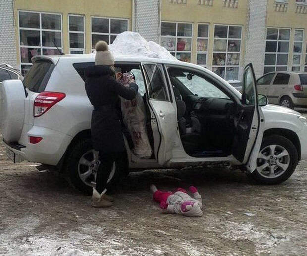 Непростые взаимоотношения девушек с автомобилями авто, девушки, прикол, юмор