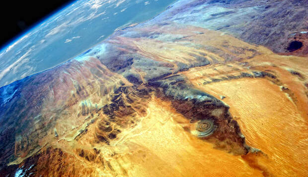Считается, что Глаз Сахары образовался в период между поздним Протерозоем (2,5 миллиарда лет) и Ордовиком (480 миллионов лет). Самому древнему кольцу примерно 600 миллионов лет.