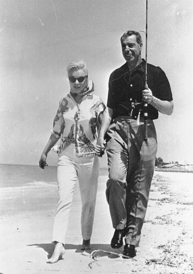 Мэрилин Монро и ее муж Джо Димаджио гуляют по пляжу в Сарасоте, штат Флорида, март 1961 года звезды, знаменитости, лето, пляж, прошлое, ретро, фотография