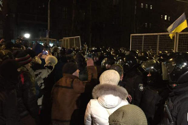 В Киеве начались стычки между радикалами и полицией