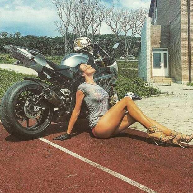 Мужской пост, красивые девушки на крутых мотоциклах