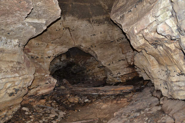Первый зал в пещере Чёртова нора
