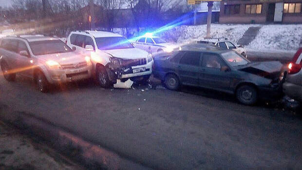 Фотография ДТП, которое устроила пьяная судья в Волгограде (5 машин пострадали)