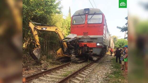 Поезд Москва — Сухум столкнулся с трактором в Абхазии