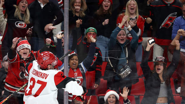 Голы Свечникова и Никишина помогли «Каролине» разгромить «Флориду» в НХЛ