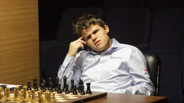 Проигравший Артемьеву Карлсен оттолкнул камеру оператора после матча