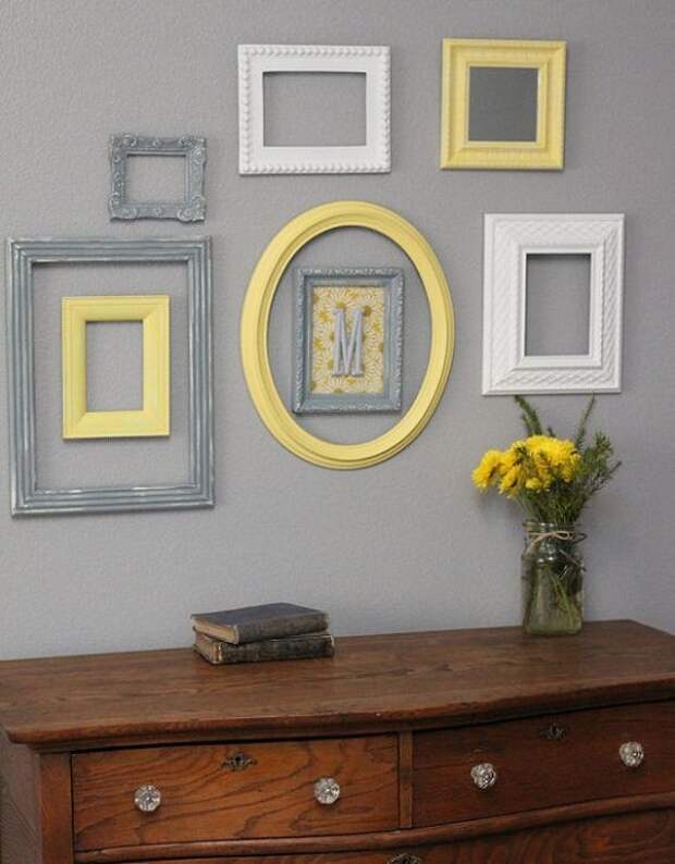 Преобразить стены в любой из комнат возможно благодаря кремовым, желтым и серым рамкам, что порадуют глаз и понравятся точно.