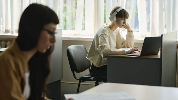 Рособрнадзор вынес предостережения семи образовательным организациям