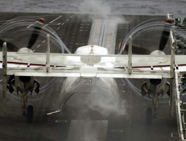 Палубный тактический транспортный самолет C-2 Greyhound