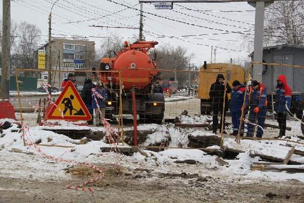 Возле школы № 30 в Тамбове продолжается ремонт канализационного коллектора
