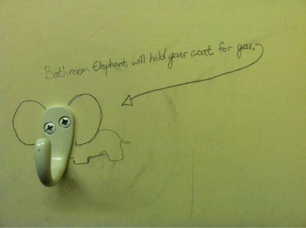 15 забавных актов вандализма, обнаруженных в общественных туалетах изображение 6