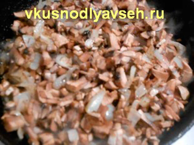 добавить к луку грибы
