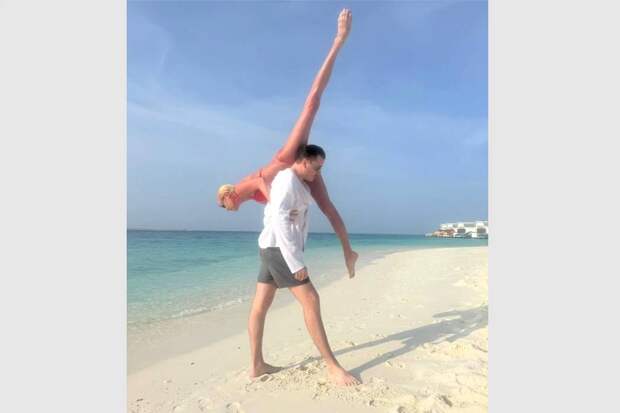 Анастасия Волочкова в бикини показала шпагат на плече молодого танцора