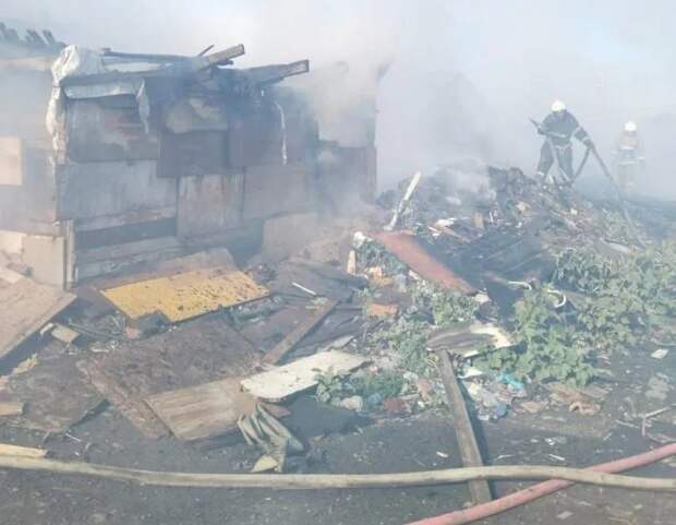 В горящих самовольных постройках в Южном городе погиб мужчина