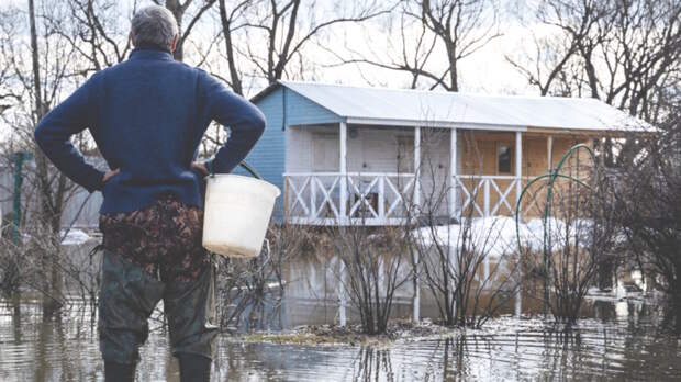 Огороды и дороги под водой: в пяти регионах России ожидаются подтопления