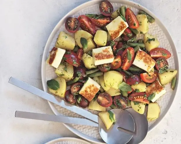 Лепёшки, колбаски, салат: 5 аппетитных и сытных блюд из картошки