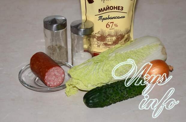 Салат с копченой колбасой, пекинской капустой и огурцом фото ингредиенты