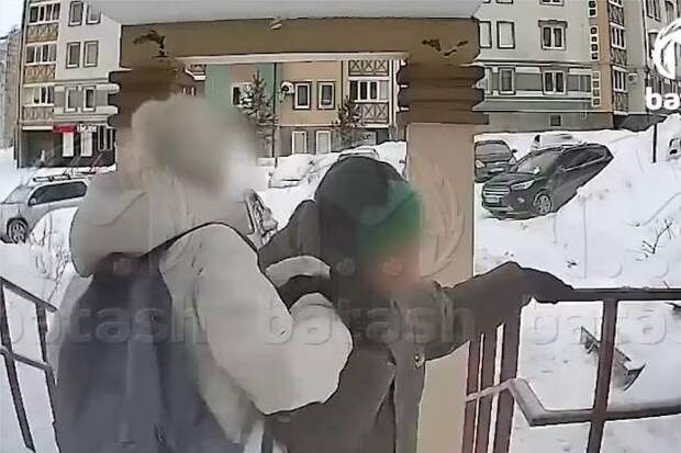 Россиянка избила сына-аутиста на глазах у всего двора и попала на видео