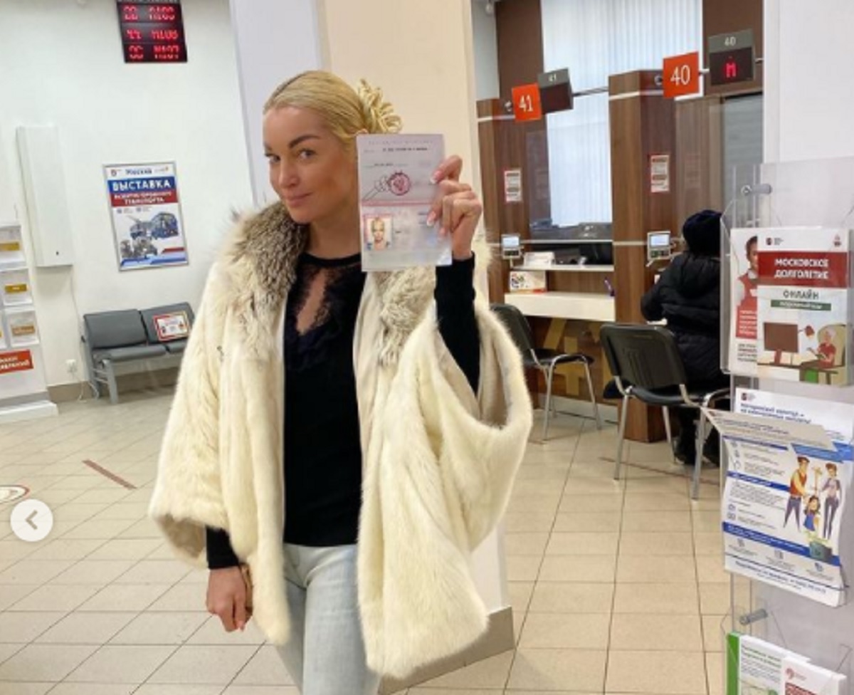 Волочкова получила новый паспорт и опозорилась в Сети