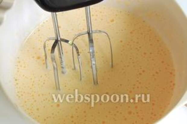 Взбиваем яйца с щепотками соли и сахаром около 5 минут миксером на высокой скорости.