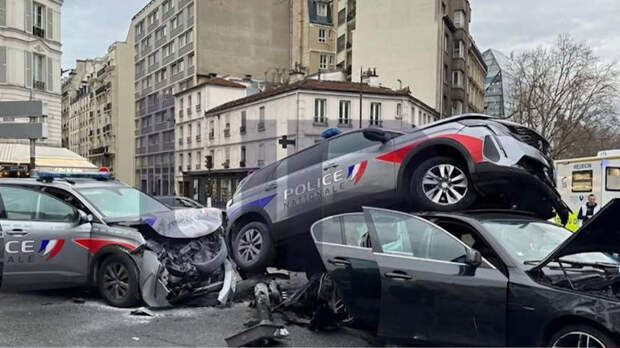 Погоня за нарушителем в Париже закончилась аварией в духе фильма «Такси»