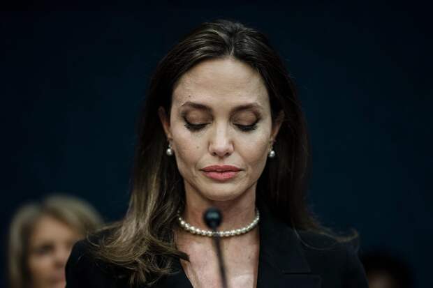 Анджелина Джоли подала иск против Брэда Питта и обвинила его в домашнем насилии