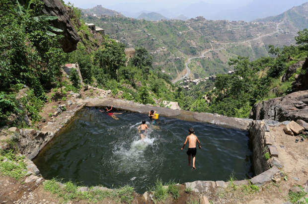 Мальчишки купаются в водоеме высоко в горах.  Фото: Abduljabbar Zeyad.