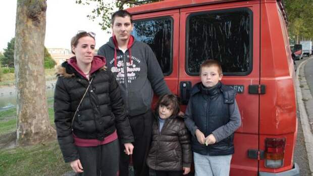 Emmanuelle Guilet et Jérôme Poirier espèrent ne pas devoir passer un nouvel hiver dans la camionnette avec leurs enfants.