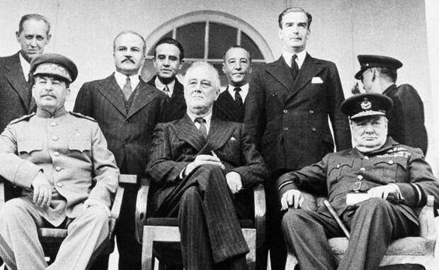 На фото: встреча «большой тройки» - председатель СНК СССР Иосиф Сталин,президент США Франклин Рузвельт и премьер-министр Великобритании Уинстон Черчилль,Тегеран, 1 декабря 1943 год.