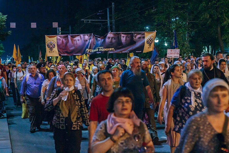 Крестный ход традиционно идет от Храма-на-Крови до Ганиной Ямы — этим путем в 1918 году везли тела Романовых