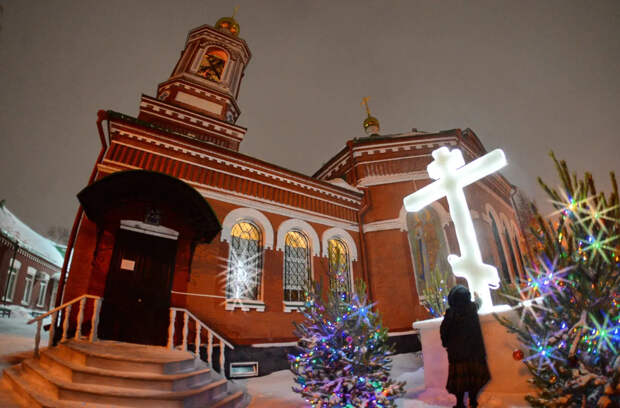 Священники объяснили, зачем в храмах окуривают кадилом