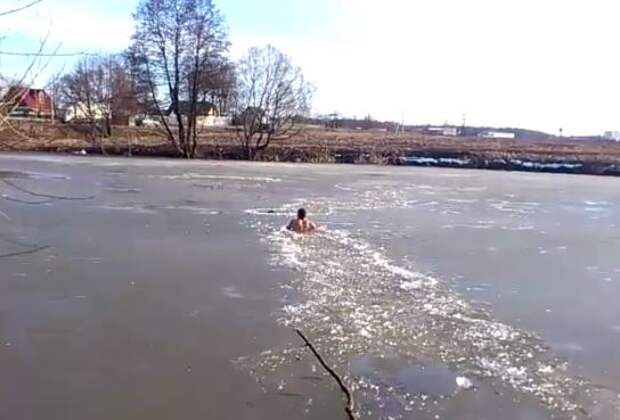 man-jumpos-in-frozen-lake-to-save-dog-2