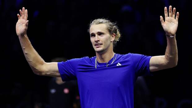 Зверев вышел на матч с Диалло в футболке «Баварии». В его боксе сидели Киммих и Гнабри