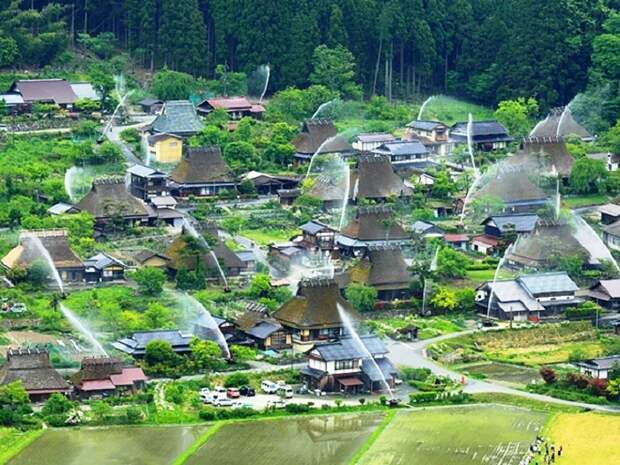 Спринклерная система при угрозе возгорания начинает свою работу, превращая деревню в огромный фонтан (Деревня Каябуки-но Cато, Яапония). | Фото: zefirka.net.