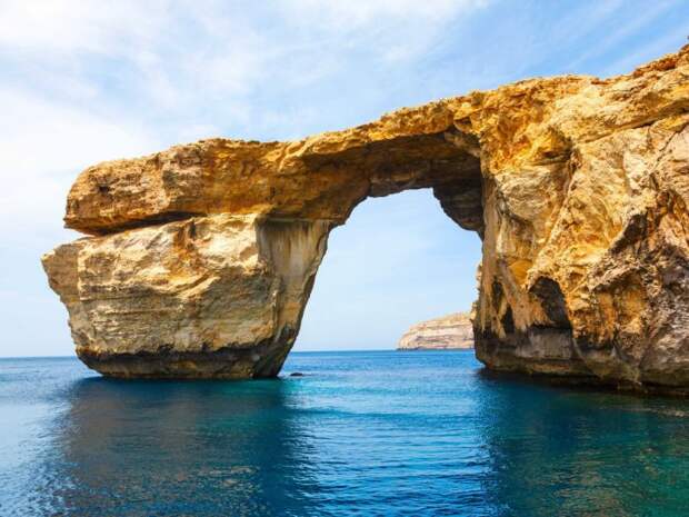 Величественная арка из известняка на острове Мальта.