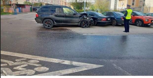 Водитель «БМВ» врезался в припаркованные машины на Большой Марфинской