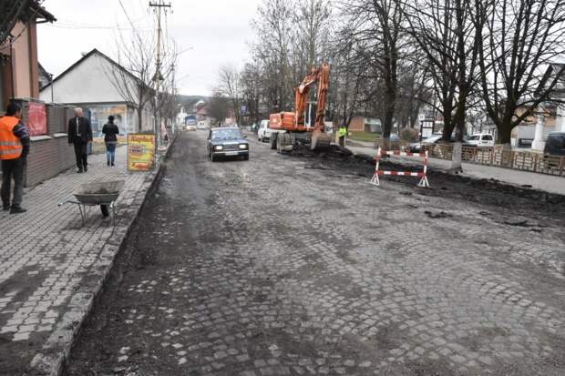 Вместо ремонта на Закарпатье откопали старую дорогу из брусчатки дорога, дороги, ремонт дорог