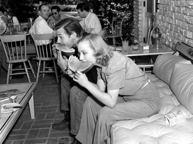 Кларк Гейбл и Кэрол Ломбард едят арбуз, 1940 звезды, знаменитости, лето, пляж, прошлое, ретро, фотография