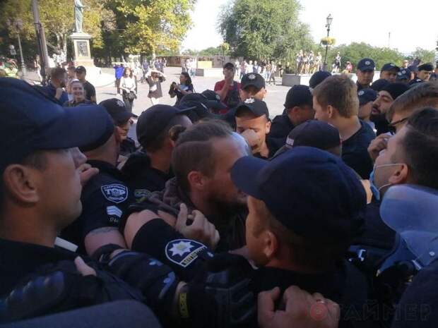 Одесское шествие педерастов началось с драки Одесское шествие педерастов началось с драки