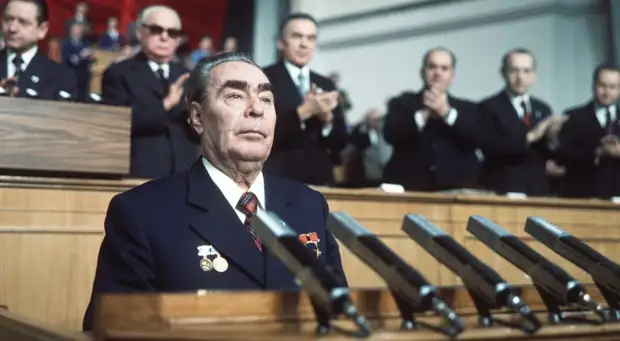 Показываю жизнь в городе при Леониде Ильиче и сейчас. 10 фото с одних точек